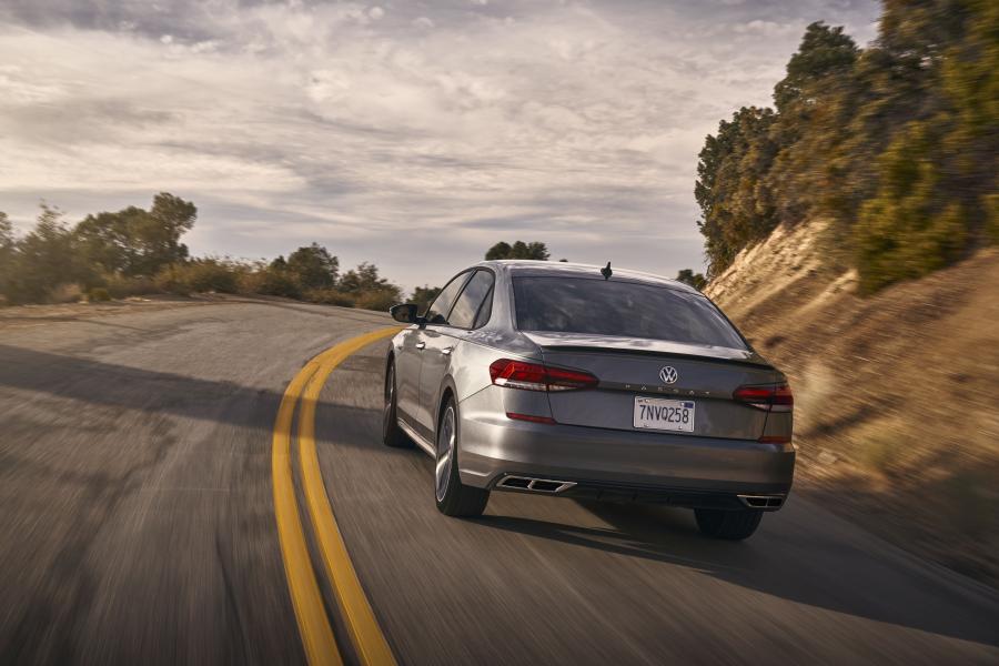  Volkswagen Passat R-Line 2019 года  (NA) (фото 6 из 23)